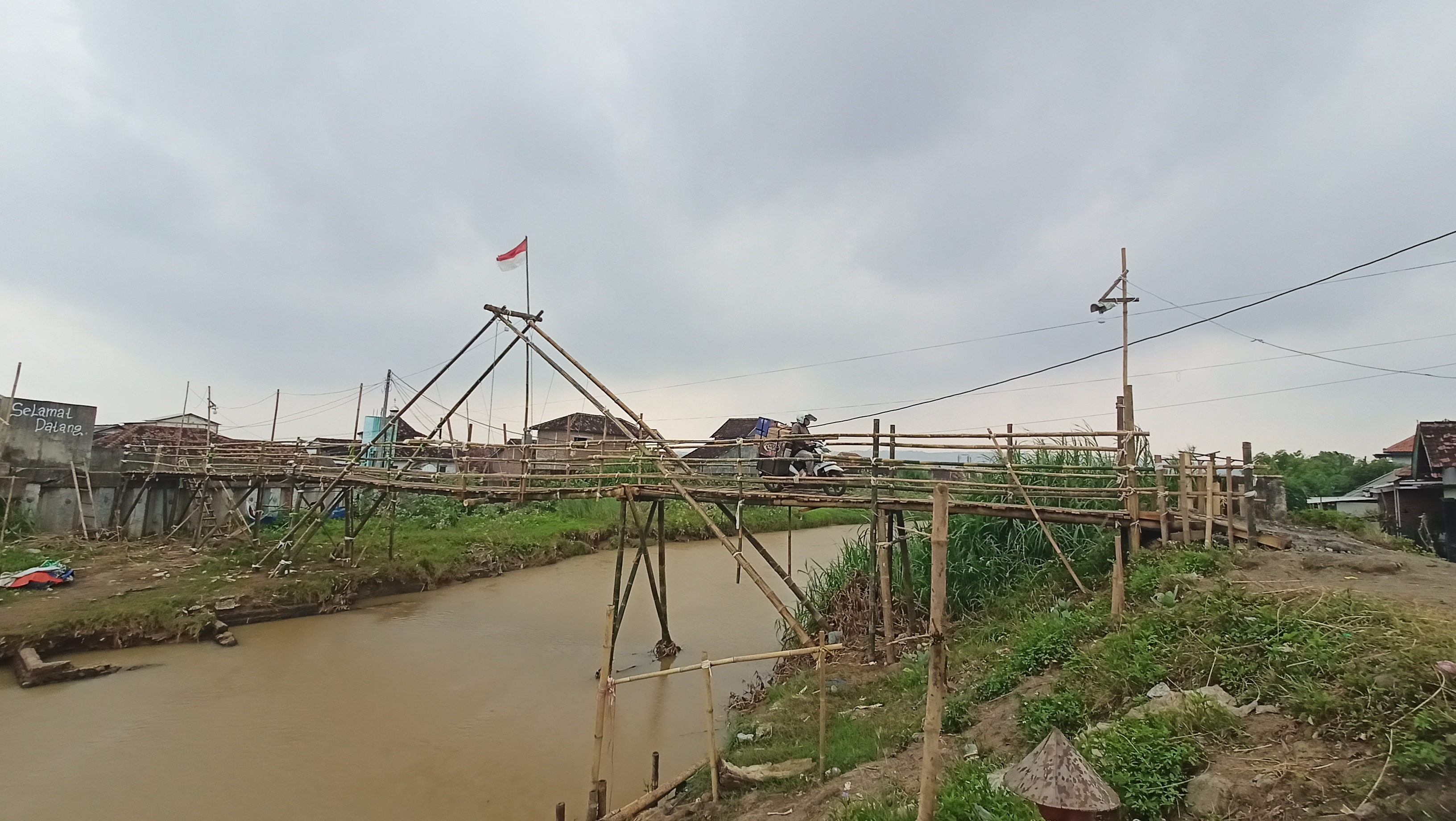 WAJAH BARU : Jembatan daruat di Kampung Tambaksari, Kelurahan Mangkang Wetan selesai dibangun dan sudah bisa dilewati warga