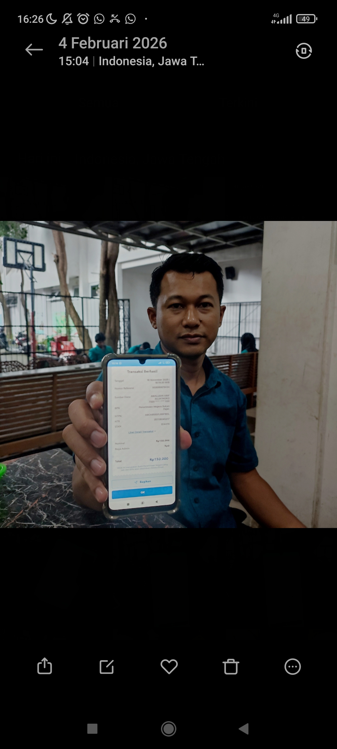 Kepala Seksi Intelijen (Kasi Intel) Lilik Haryadi Kejari Kota Semarang menunjukkan bukti transfer salah seorang korban penipuan tilang, Rabu (4/2/2026).