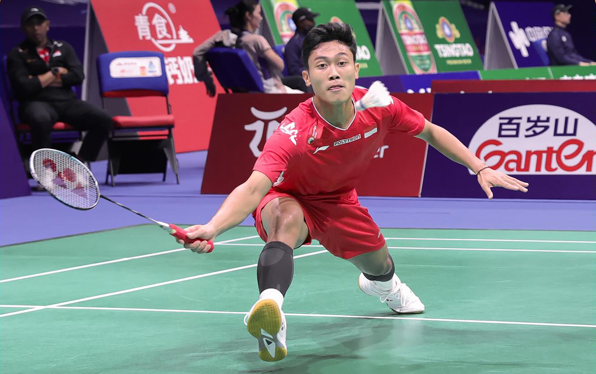 Prahdiska Bagas Shujiwo berhasil menyumbang poin untuk tim putra Indonesia setelah mengalahkan Eogene Ewe 21-12, 14-21, 21-15 di Qingdao Conson Gymnasium, China.