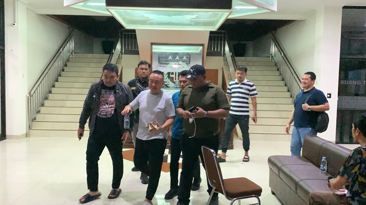 Terpidana kasus penipuan Hengky Setia Budi saat diproses eksekusi oleh Kejari Kota Semarang, Rabu (4/2/2025) malam.