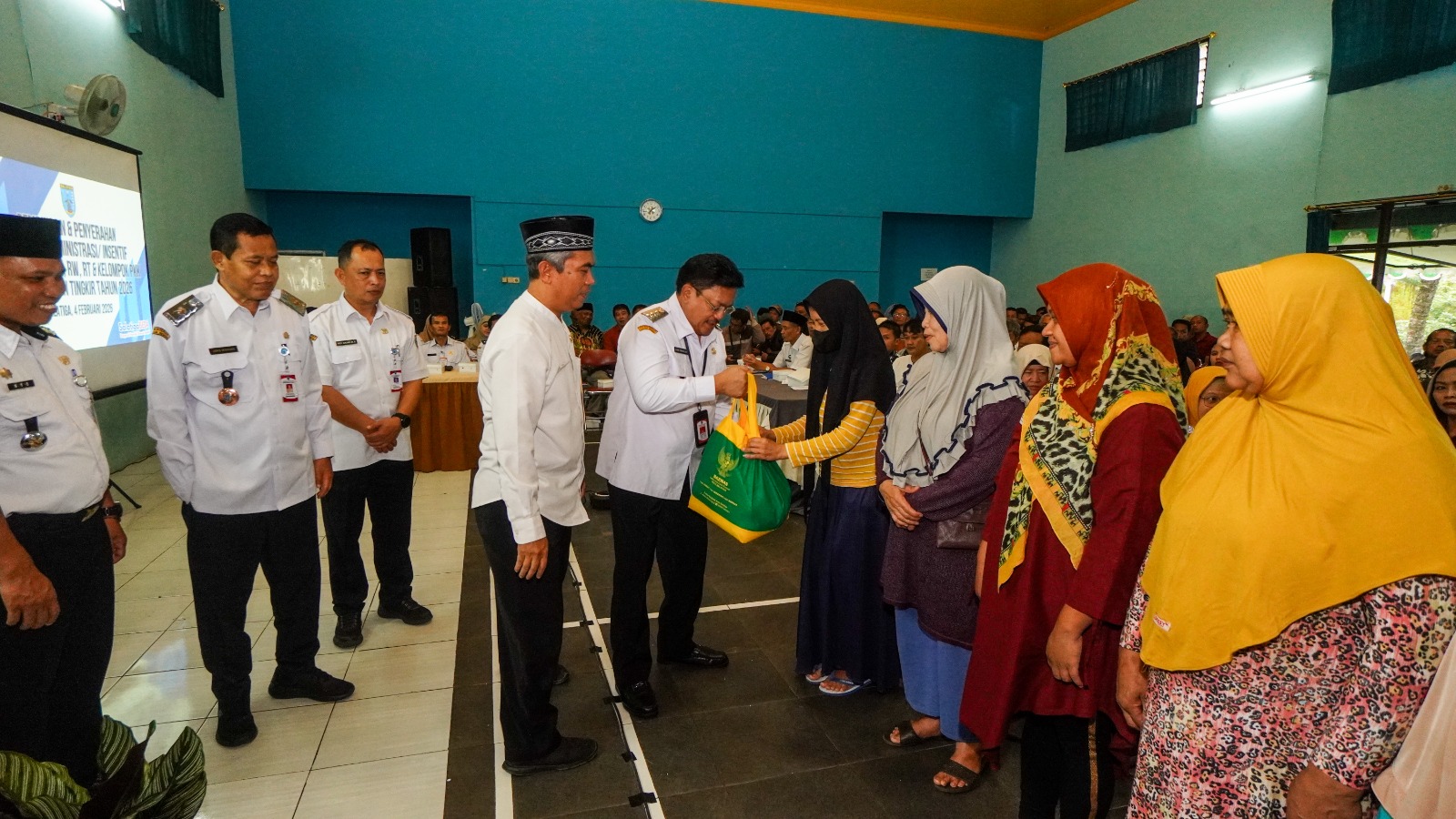 Insentif RT/RW di Kota Salatiga Naik Rp 100 ribu, Apresiasi Tanggung Jawab  Pemkot Salatiga menyerahkan bantuan administrasi/insentif kepada Ketua LPMK.