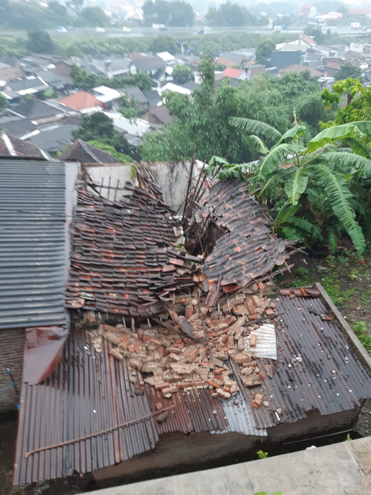 Kondisi salah satu rumah warga di kelurahan Tandang, Kecamatan Tembalang yang rusah akibat tertimpa tanah longsor. (Foto:Figur Ronggowasalim)