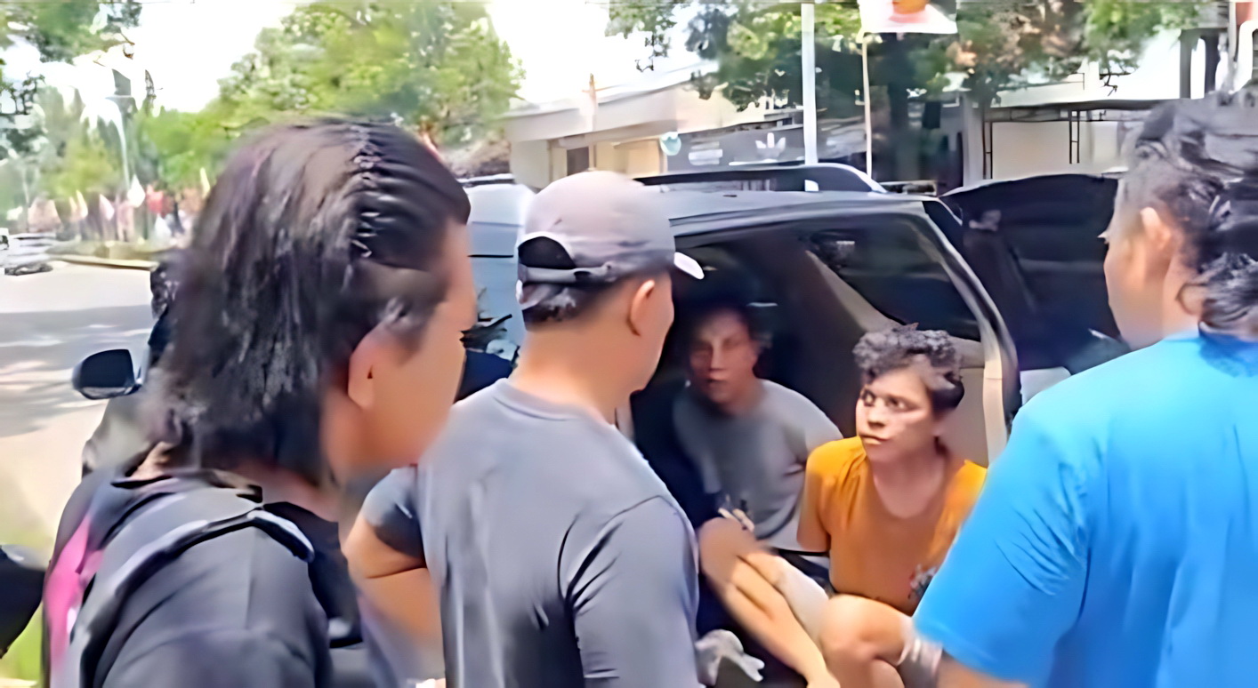 DITANGKAP - Penampakan dua jambret yang ditangkap oleh tim Resmob Polres Pemalang, usai jambret lansia di Comal.