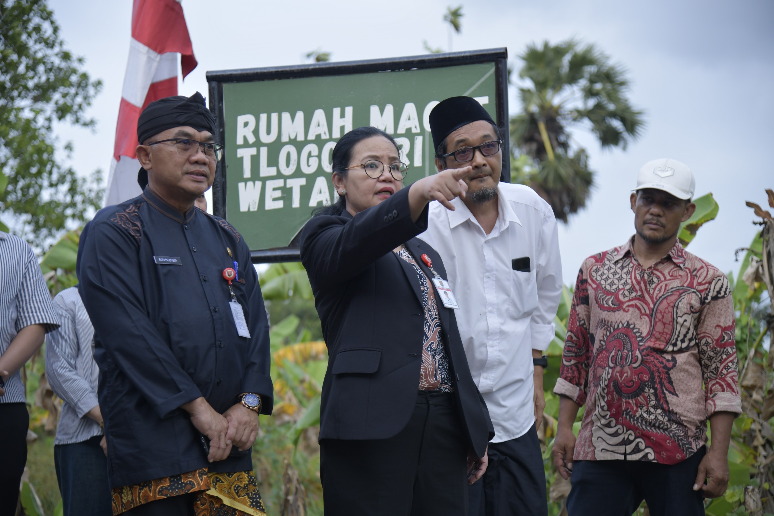 Wali kota Semarang, Agustina Wilujeng Kamis (5/2) meresmikan Tempat Pembuangan Sampah (TPS) Bugen yang berlokasi di Kelurahan Tlogosari Wetan, Kecamatan Pedurungan.