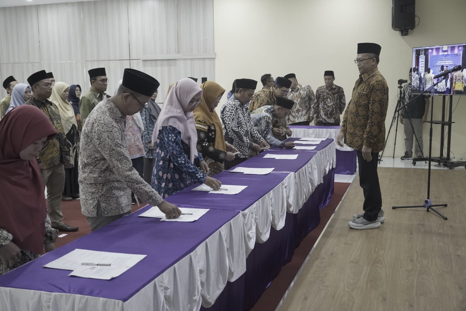 Rektor Universitas Islam Negeri (UIN) Salatiga, Prof. Zakiyuddin Baidhawy melantik Pejabat Non-Struktural di lingkungan UIN Salatiga pada Kamis (5/2).
