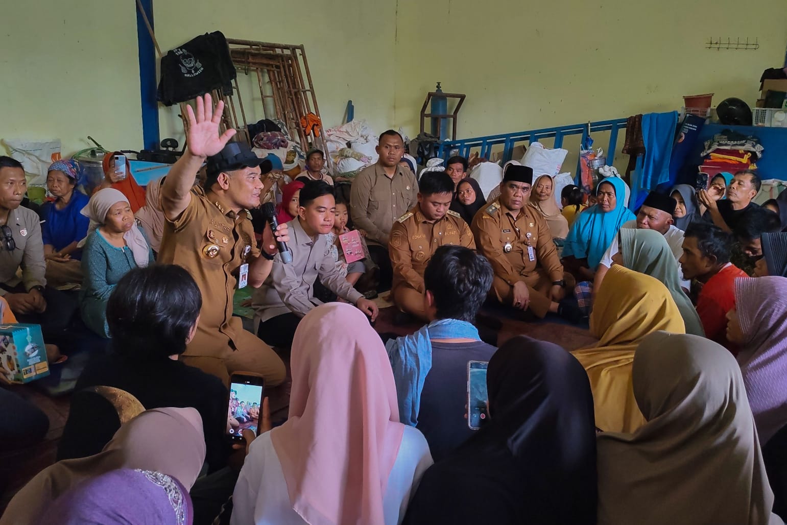Wapres Gibran dan Gubernur Ahmad Luthfi tiba di posko pengungsian bencana tanah gerak di Desa Padasari, Kabupaten Tegal, Jumat (6/2/2026).