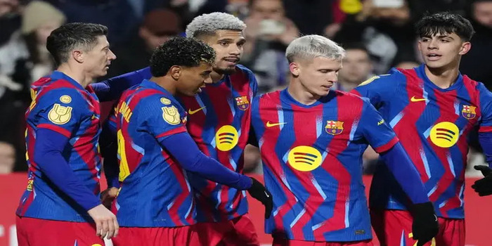 Para pemain Barcelona merayakan gol bersama di lapangan, menunjukkan kekompakan tim usai membobol gawang lawan dalam pertandingan Copa del Rey.( Sumber foto: Getty Images )