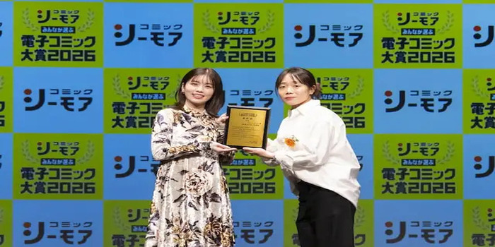 Sesi foto bersama pemenang penghargaan comic &ldquo;Kebijaksanaan Ibu Tiri&rdquo;. Sang penulis Honoki Sora terlihat di sebelah kanan. ( Sumber foto: Yahoo Japan )