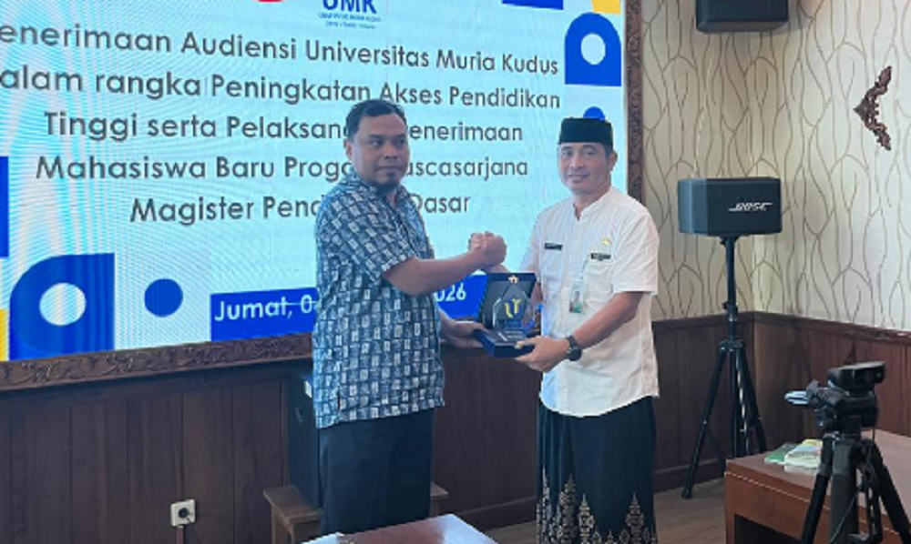 Ketua Program Studi Magister Pendidikan Dasar UMK Dr. Nur Fajrie, M.Pd.&nbsp;menyerahkan cinderamata kepada&nbsp;Asisten Pemerintahan dan Kesra Sekretariat Daerah Kabupaten Blora Agus Puji Mulyono, S.Sos, M.Si.