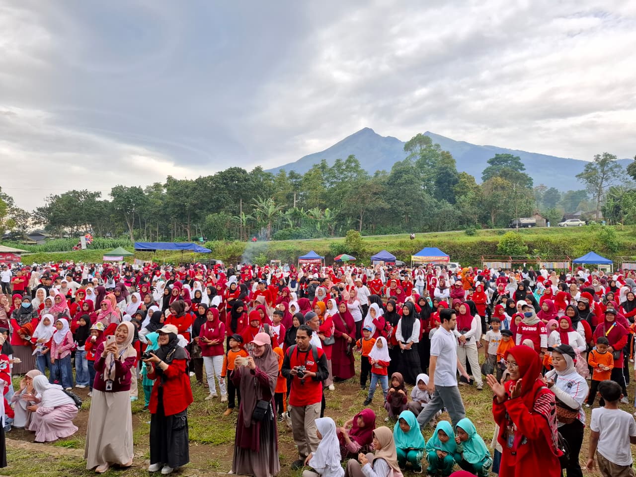 Ribuan Peserta Meriahkan Jalan Sehat Yayasan Izzatul Islam Getasan  &ndash; Lebih dari 2.000 peserta memadati Lapangan Desa Samirono, Kecamatan Getasan, Kabupaten Semarang