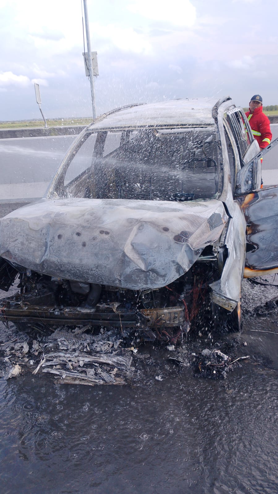 Mobil terbakar di jalan tol Demak usai ban pecah dan menabrak pembatas. (Wahibpribadi)