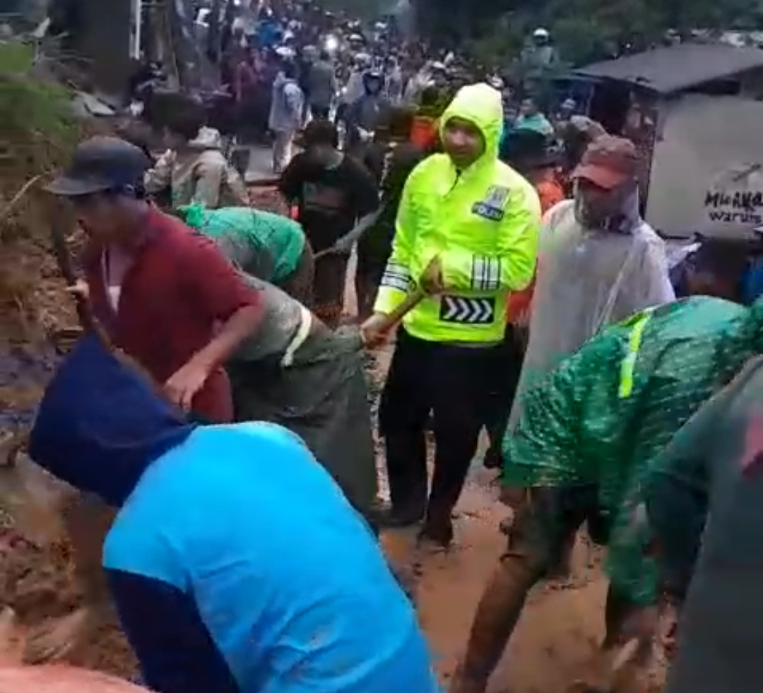 GOTONG ROYONG - Warga Watukumpul bahu membahu buka akses jalan yang tertutup longsor, pada Jumat sore (6/2/2026).