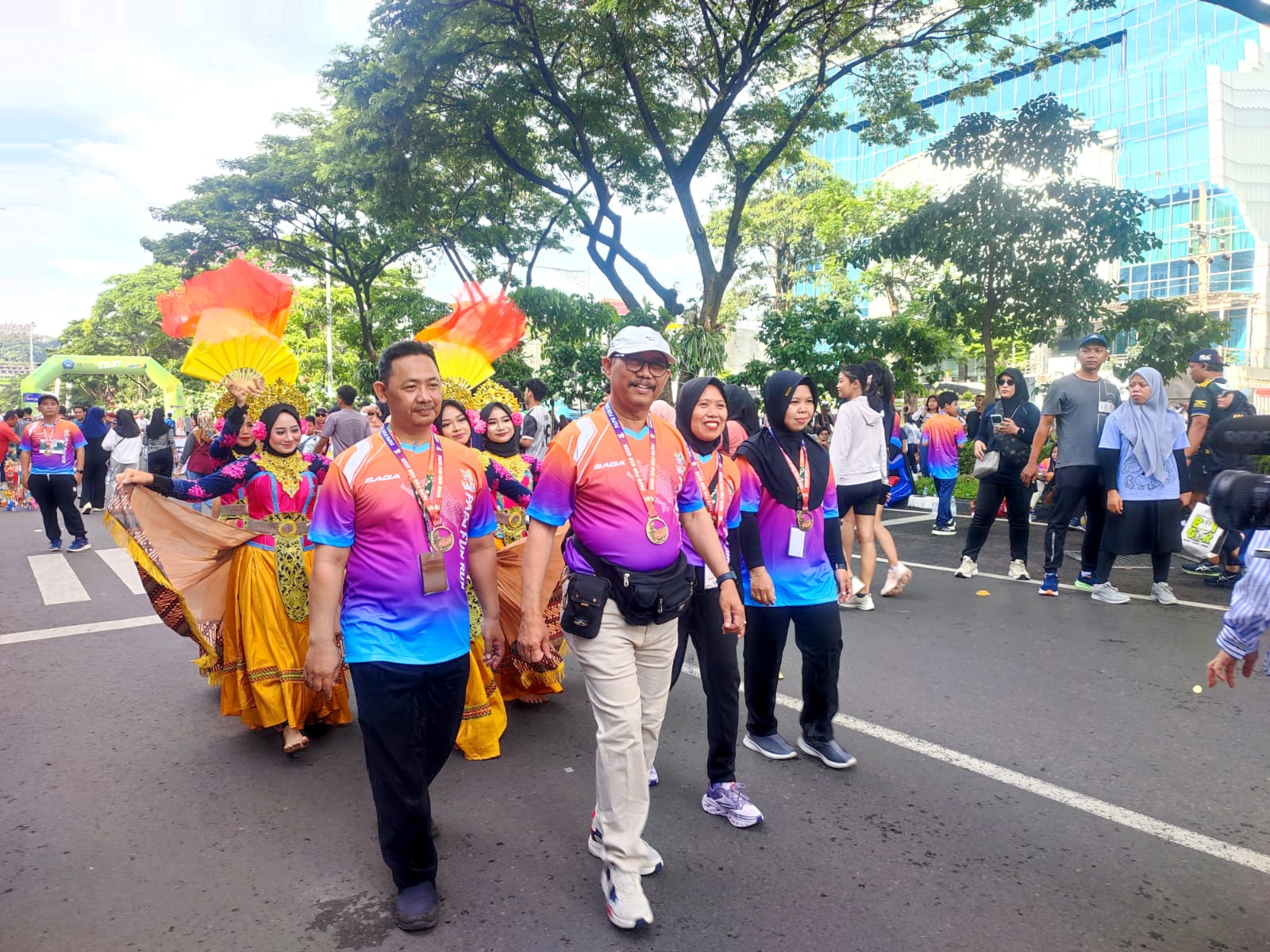 Kepala SMP IT PAPB Semarang Ramelan saat mengikuti fun run di lokasi car free day Simpang Lima Semarang, Minggu (8/2/2026)