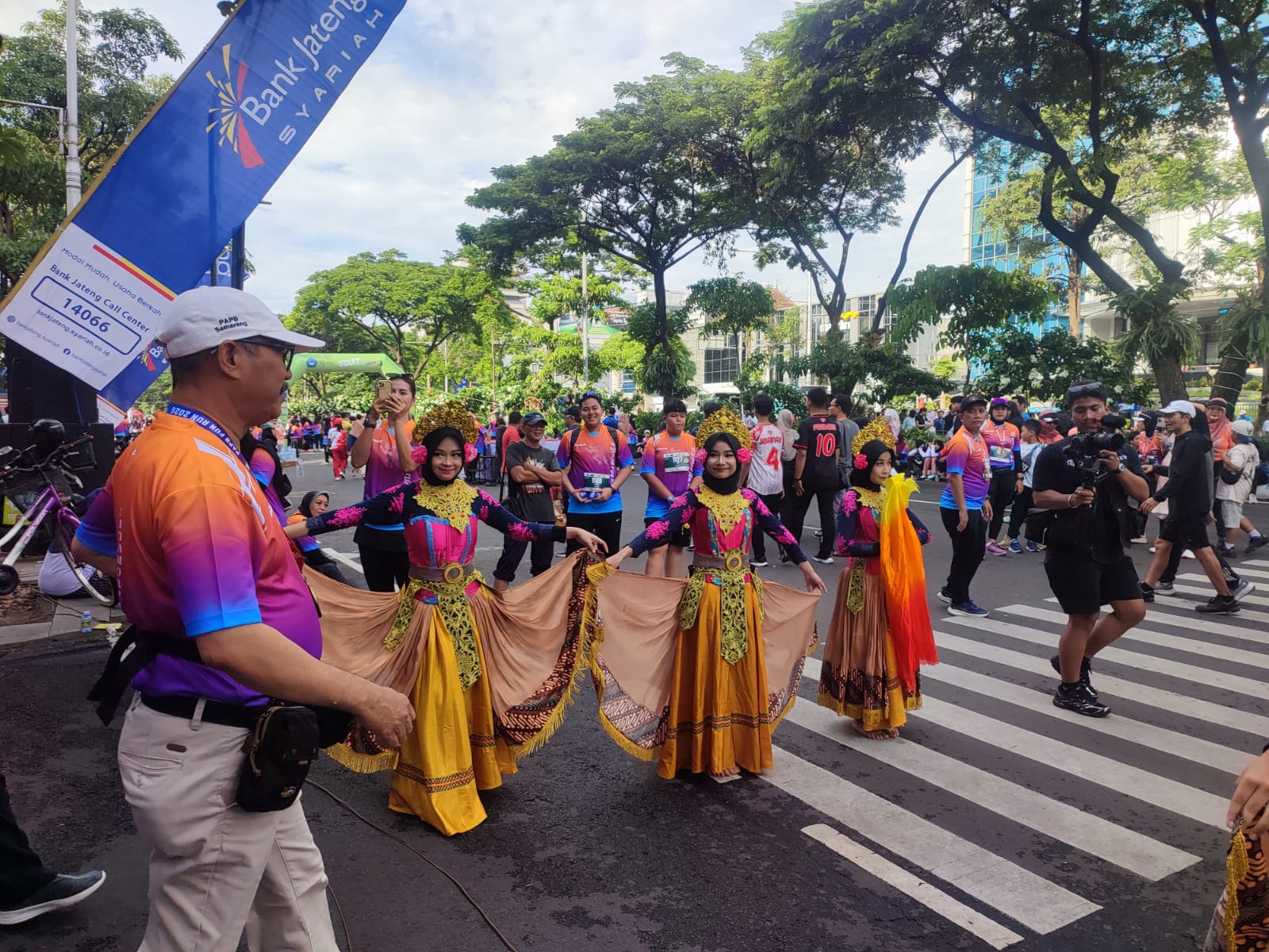 Penampilan seni tari Sekar Santika memukau masyarakat di lokasi Car Free Day Simpang Lima Semarang, Minggu (8/2/2026)