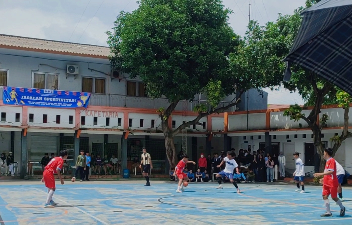 Pertandingan Turnamen Futsal &ldquo;Kes-One Competition&rdquo; Antar SMP Se-Kota Semarang di SMA Kesatrian 1 berlangsung meriah, Minggu (8/2/2025).