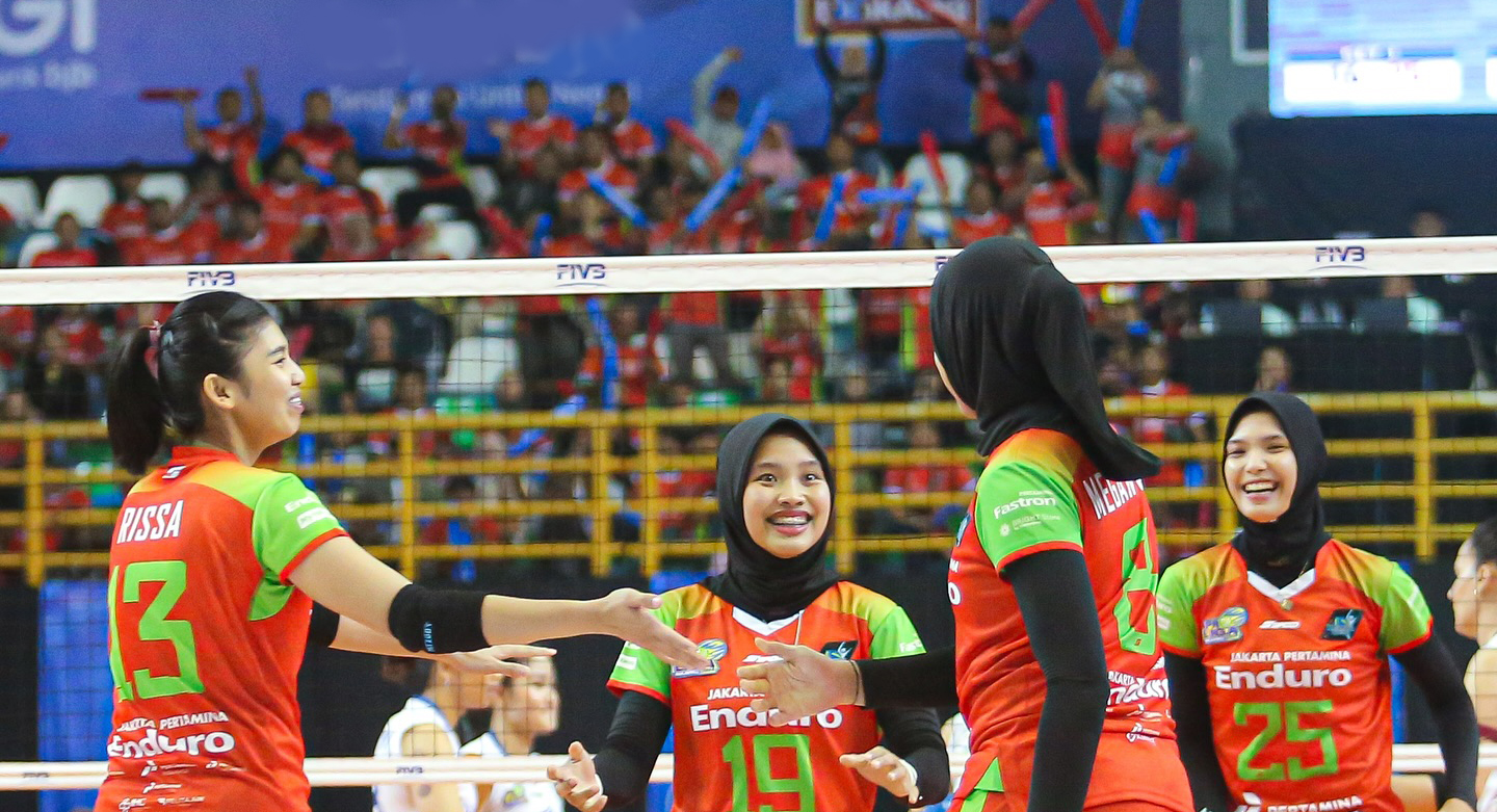 Jakarta Pertamina Enduro berhasil mengkudeta Gresik Petrokimia Pupuk Indonesia dari puncak klasemen usai mengalahkan Medan Falcons 3-0 di seri Malang.