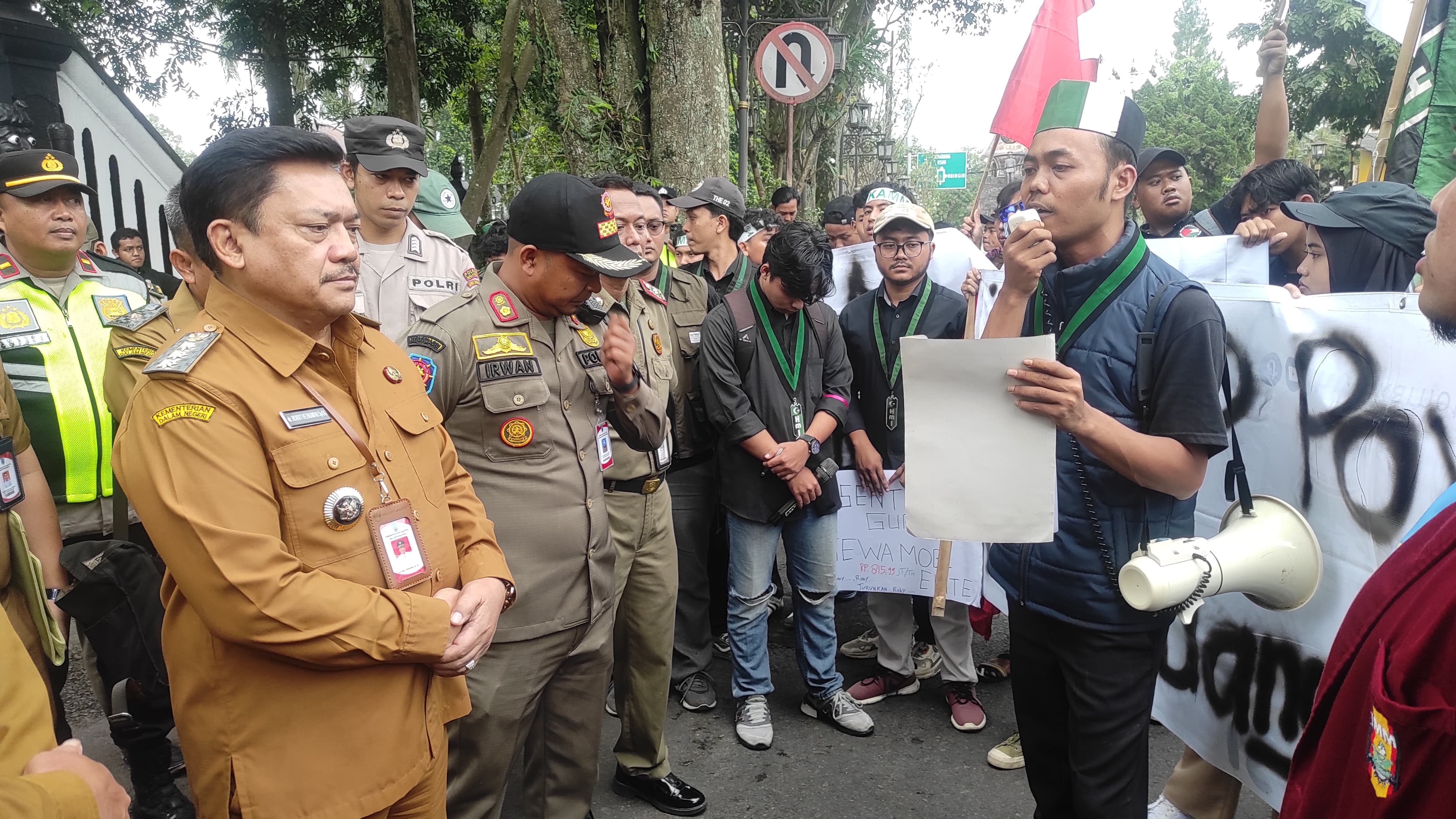 Wali Kota Robby Hadapi Aksi Mahasiswa, Evaluasi Setahun Kepala Daerah