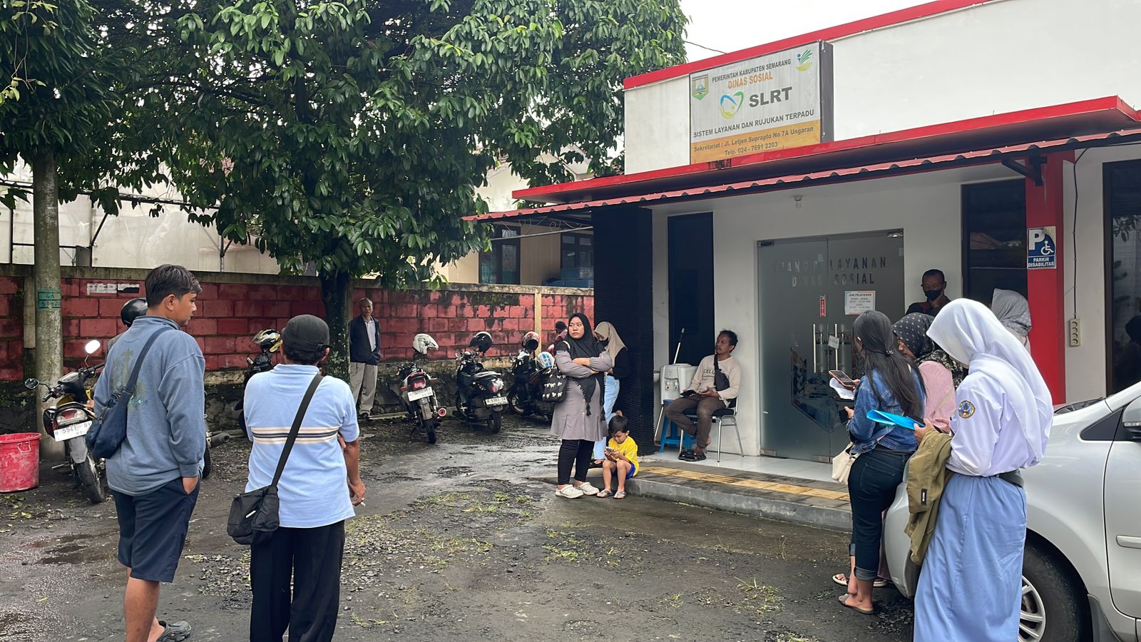 Warga Kabupaten Semarang antre ke Kantor Dinas Sosial guna aktifkan kembali PBI JK yang tidak aktif. Maria Novena/Jawa Pos Radar Semarang