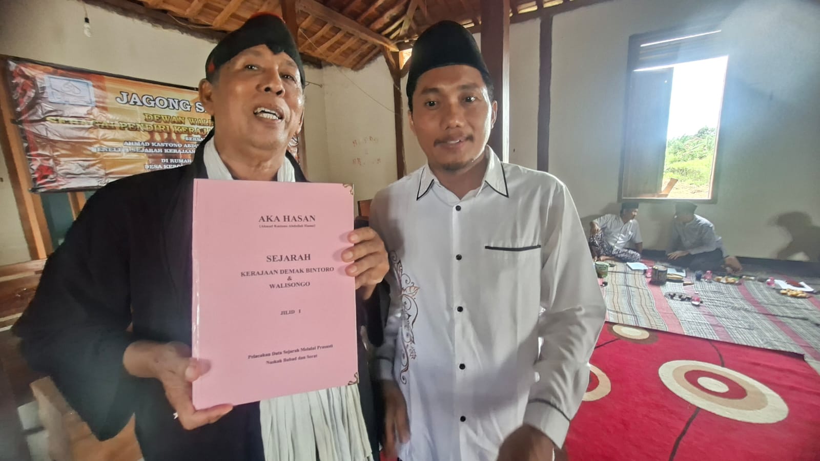 Peneliti sejarah Demak Aka Hasan bersama Rohmat Soleh menunjukkan buku tebal kumpulan penelitian .(Wahibpribadi)
