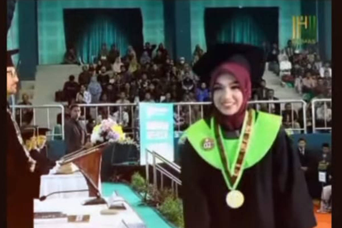 Ning Umi Laila Raih Gelar Magister S2 Ditemani Gus Anas Hidayatullah Setelah Umroh