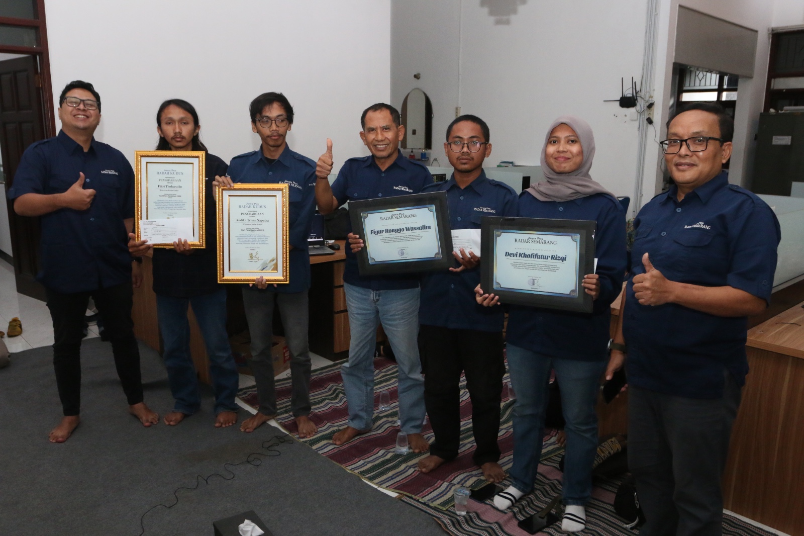 Wartawan Jawa Pos Radar Semarang Figur Ronggo Wassalim (tiga dari kanan), Devi Khofifatur Rizqi (dua dari kanan), serta wartawan Jawa Pos Radar Kudus Andika Trisna Saputra dan Fikri Thoharudin.