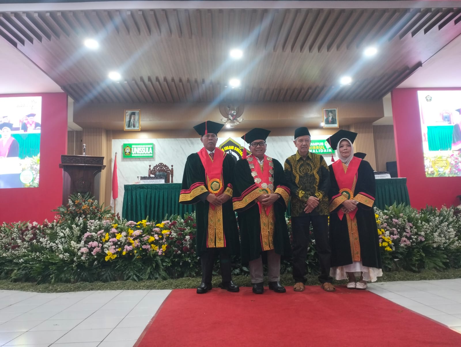 Prof. Dr. Arpangi, S.H., M.H. dan Prof. Dr. Hj. Widayati, S.H., M.H. resmi dikukuhkan sebagai guru besar dalam rapat senat terbuka yang dipimpin langsung Rektor Unissula Prof. Dr. Gunarto, S.H., M.H.