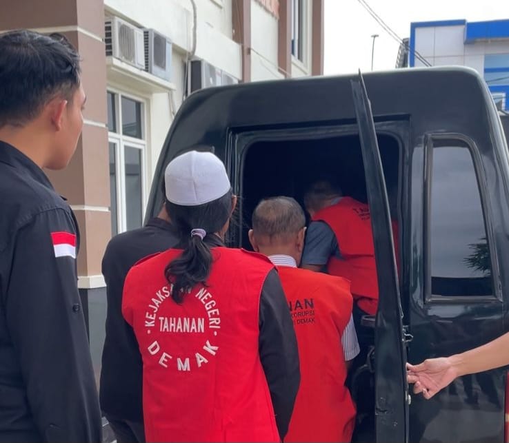 Para tersangka saat hendak dibawa ke Rutan Demak. (Wahibpribadi)