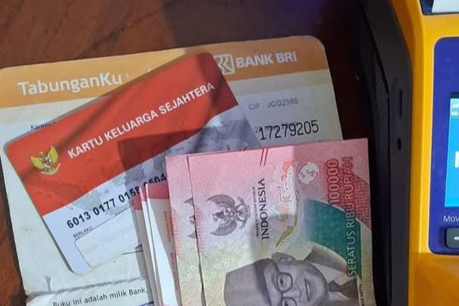 Update terbaru pencairan bansos PKH dan BPNT tahap 1 tahun 2026. Saldo mulai masuk ke BRI, Mandiri, BSI, dan BNI. Cek ATM sekarang.