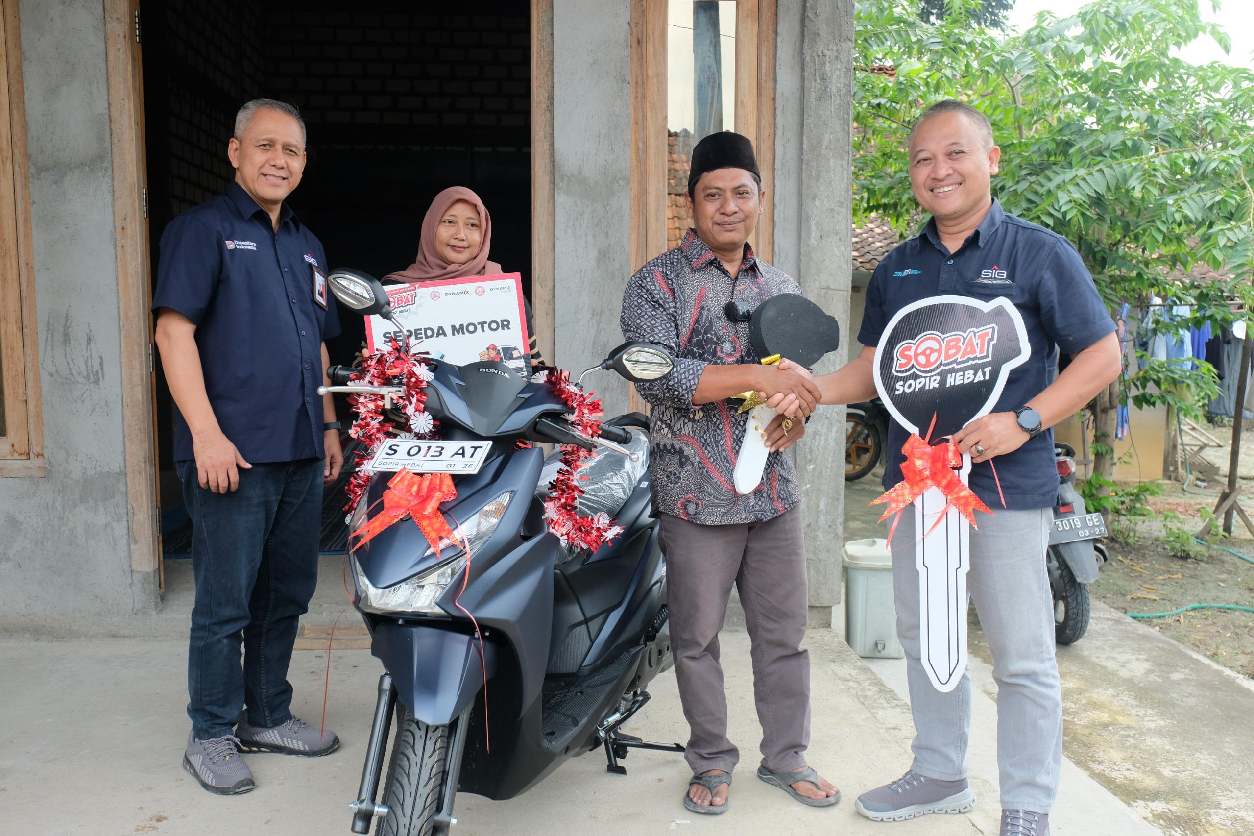 PT Semen Gresik secara langsung membagikan hadiah utama program Sopir Hebat (Sobat) berupa motor matic kepada para pemenang dengan point tertinggi.