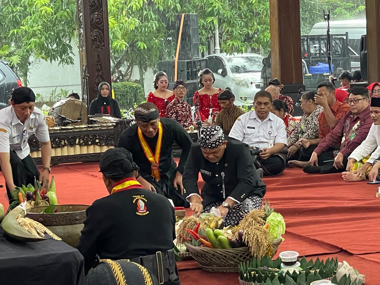 Ritual jamasan pusaka peninggalan Ki Ageng Pandanaran II dilakukan Pemkab Semarang dalam rangkaian Hari Jadi Kabupaten Semarang.&nbsp;Maria Novena/Jawa Pos Radar Semarang&nbsp;