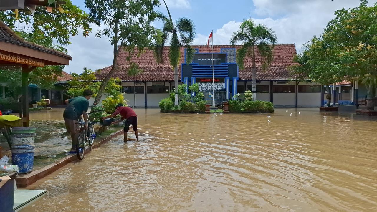 SMP Negeri 2 Brangsong, Kabupaten Kendal, kembali menjadi korban banjir tahunan setelah hujan deras memicu luapan Sungai Blorong, Rabu (11/2/2026).