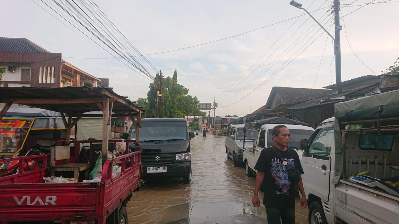Luapan Sungai Blorong tak hanya merendam rumah warga, tetapi juga melumpuhkan pasar dan jalur transportasi di Kabupaten Kendal, Rabu (11/2/2026).