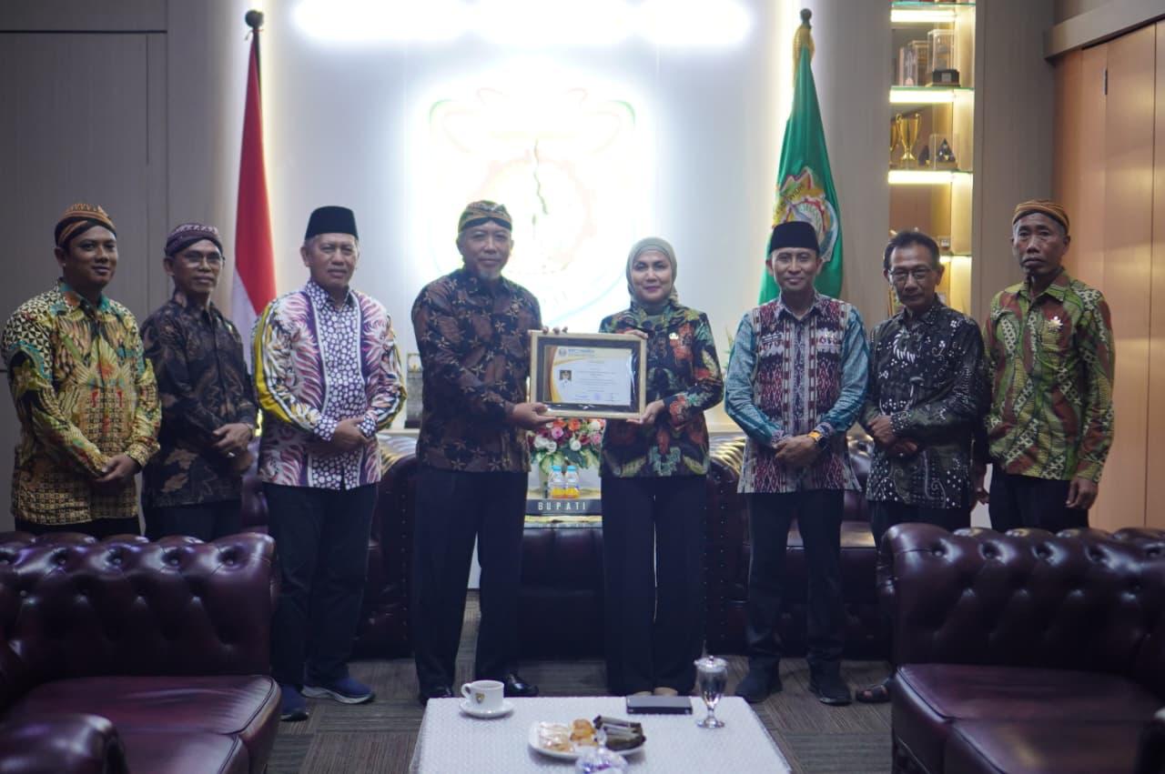 Bupati Kendal Dyah Kartika Permanasari menerima pikukuh sebagai Kadang Kinurmat PERMADANI, namun penghargaan itu langsung disorot sebagai ujian komitmen nyata terhadap pelestarian budaya di Kendal