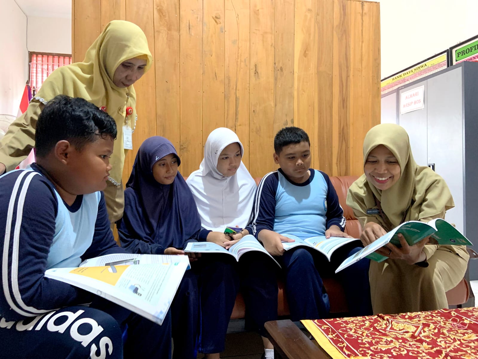 (kanan) Kepala SDN Gajahmungkur 02 Semarang Manek Intan Permatasari menjelaskan pembelajaran Cyber AI pada peserta didik yang didampingi oleh guru kelas Sri lestari.