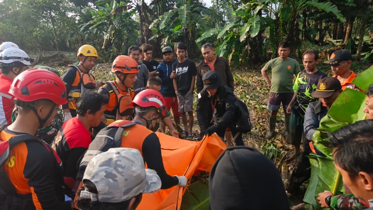 Tim SAR gabungan melakukan evakuasi korban pengendara motor Honda Beat yang terseret arus air sungai Kalimalang Mijen Semarang