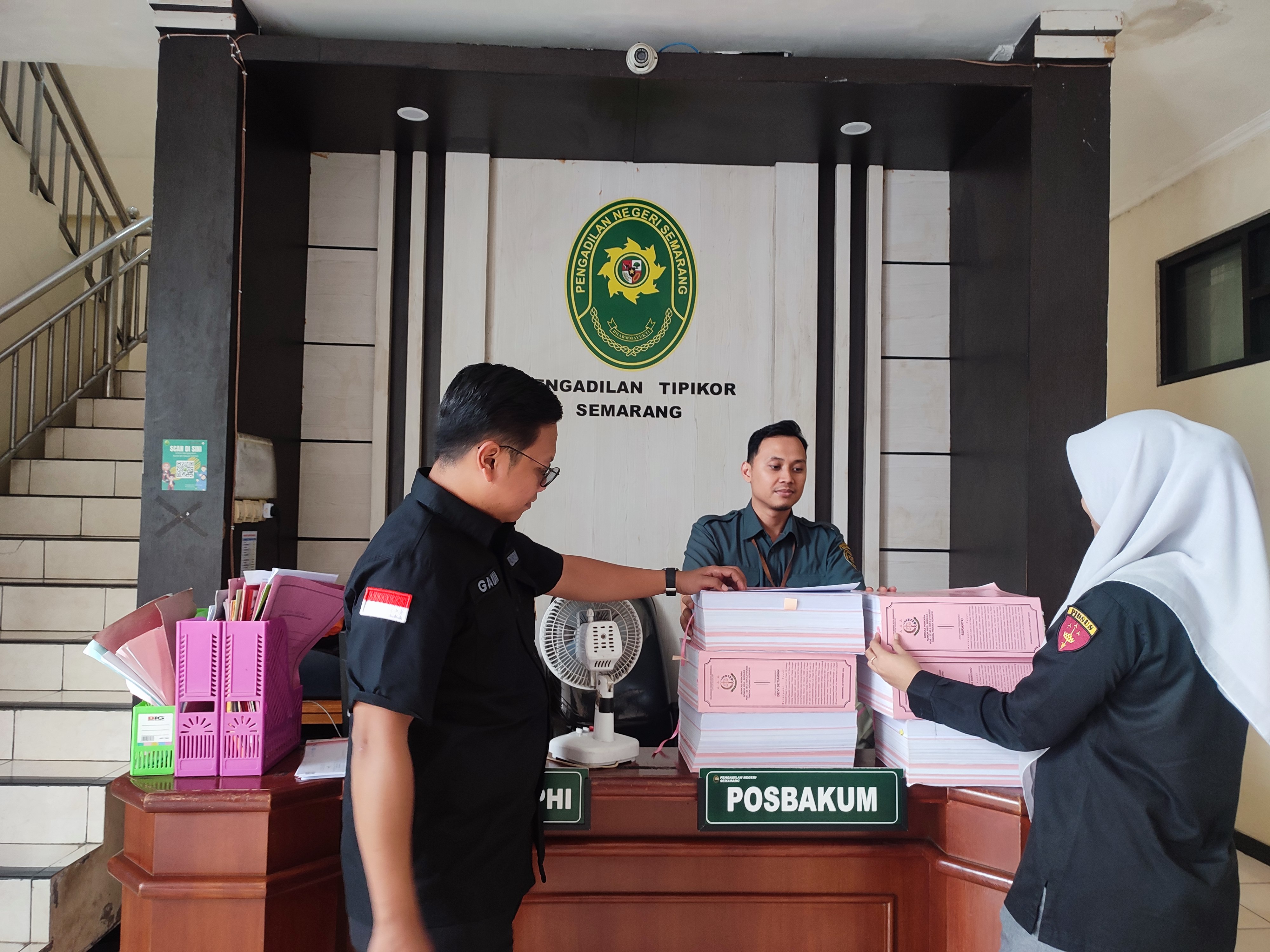 Petugas Kejaksaan Negeri Kota Semarang saat melimpahkan berkas perkara kasus korupsi Bank Pasar Kota Semarang di Pengadilan Tipikor, Selasa (11/2/2026).