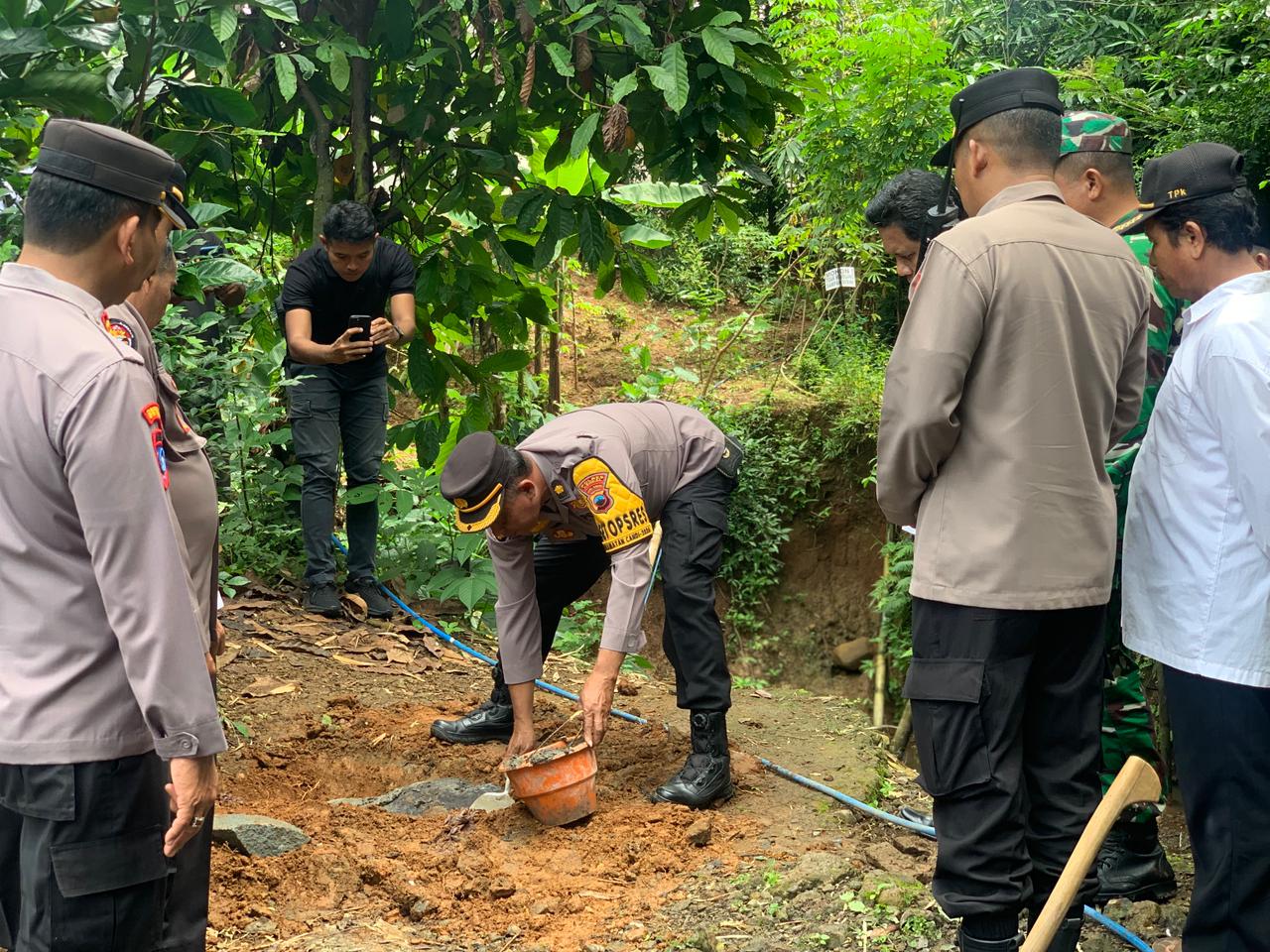 Polres Kendal tak hanya menjaga keamanan, tapi turun langsung membangun infrastruktur berupa Jembatan Presisi sepanjang 12 meter di Dusun Tembelang, RT 03 RW 05, Ds Sidodadi, Kec. Patean, Rabu, (11/2)