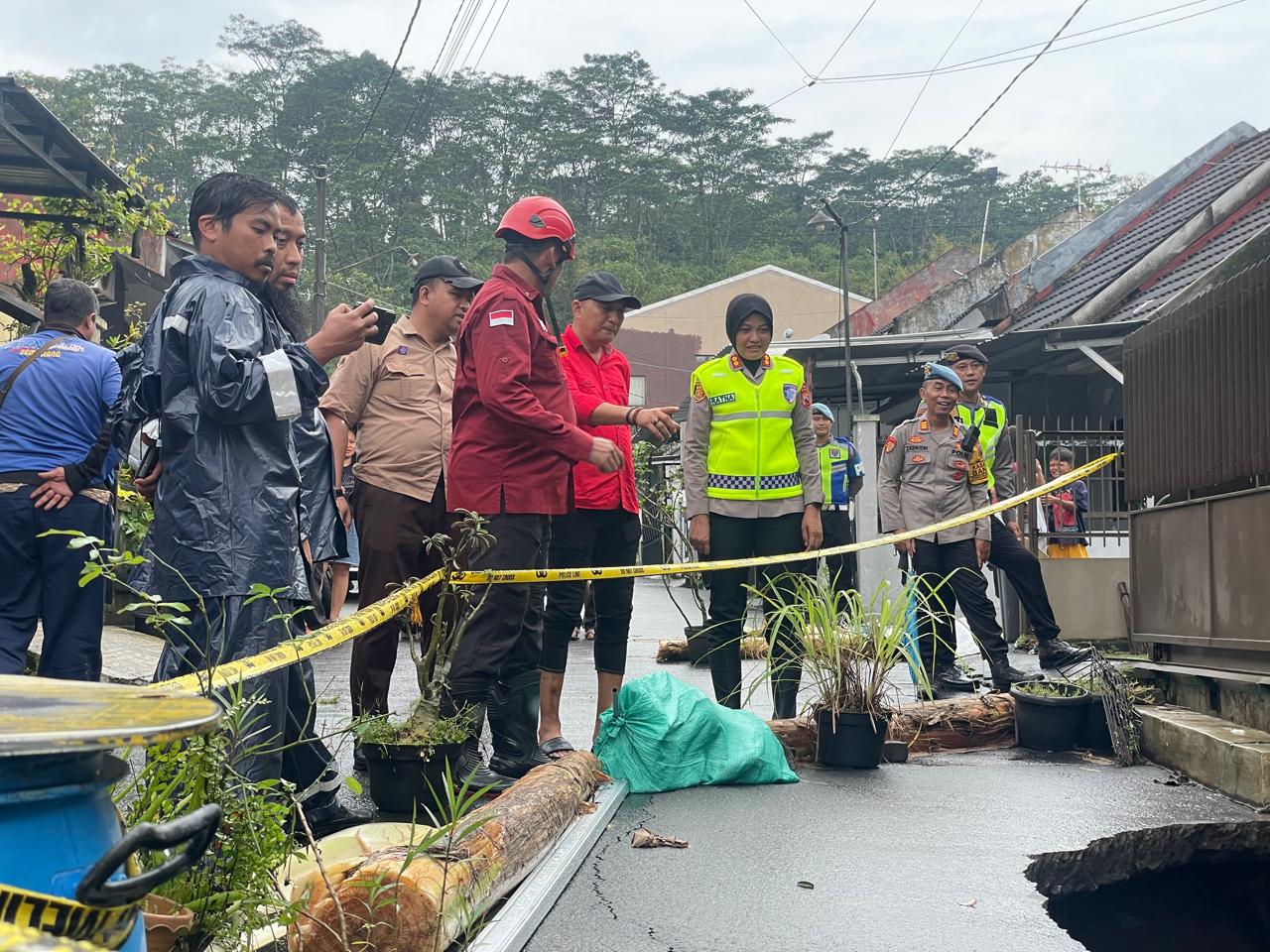 Ketua DPRD Kabupaten Semarang Bondan Marutohening Kapolres Semarang AKBP Ratna Quratul Ainy saat tinjau rumah ambles di Perumahan Griya Bukit Jati Asri Kelurahan Kalirejo Ungaran Timur.