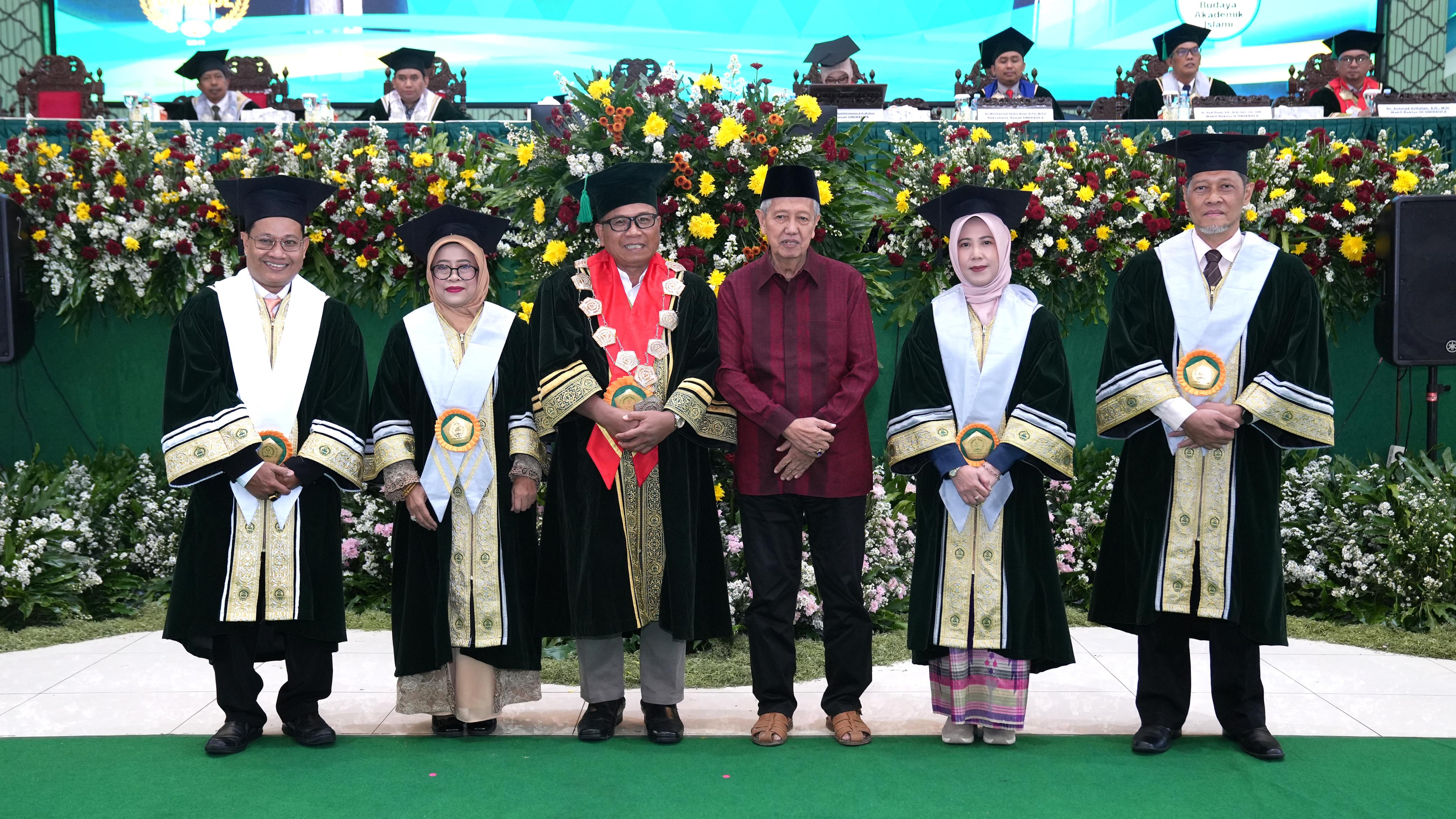 Empat profesor baru resmi dikukuhkan dalam Rapat Senat Terbuka yang dipimpin Rektor Unissula Prof Dr Gunarto SH MH di Auditorium Unissula, Kamis (12/2).