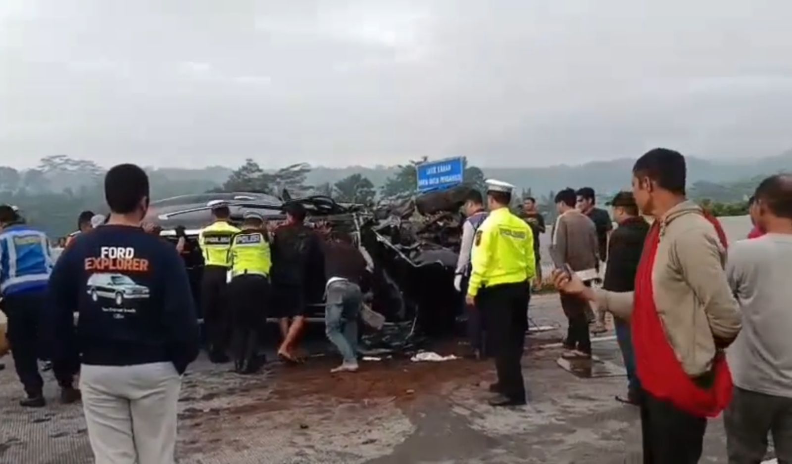Kondisi ringsek mobil warna hitam saat dievakuasi usai kecelakaan di ruas tol Semarang Solo kilometer 465 jalur A tepatnya di Desa Bejilor Kecamatan Suruh Kabupaten Semarang.