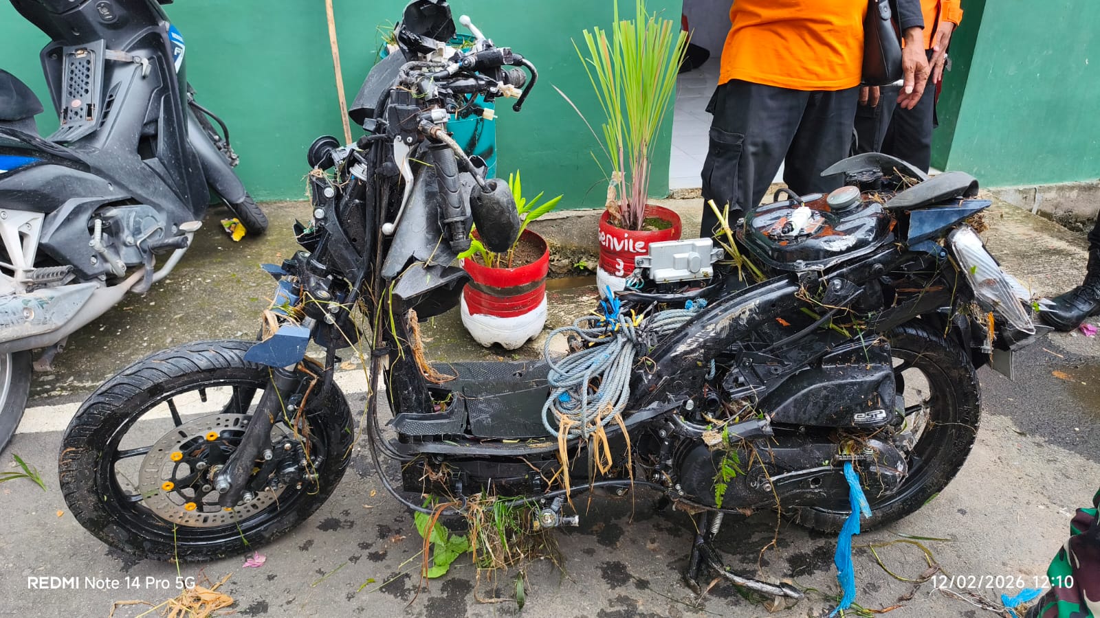 Motor Honda Beat korban terseret di sungai Karangmalang Semarang rusak tinggal kerangka
