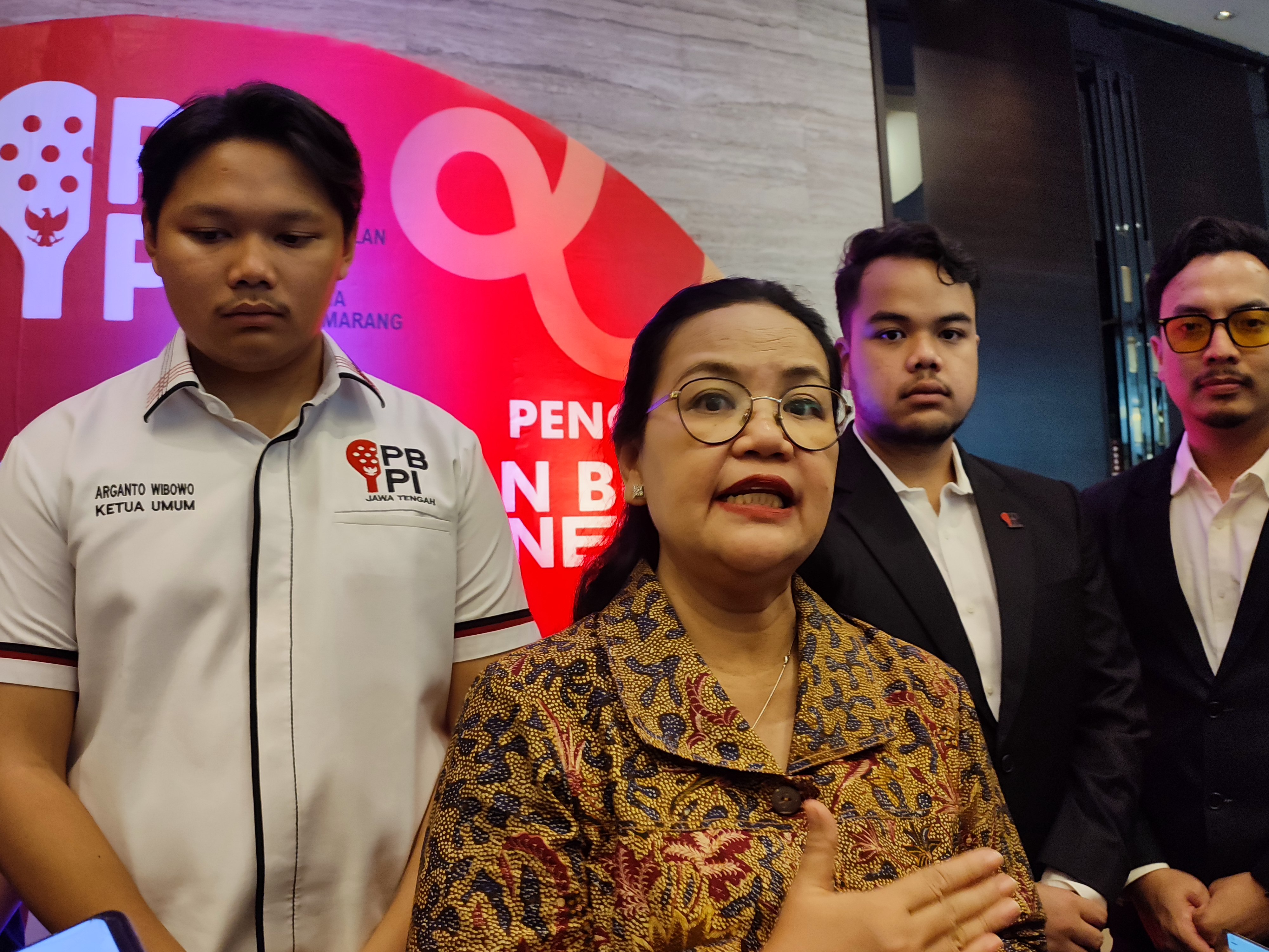 Wali Kota Semarang  Agustina Wilujeng mengerikan keterangan usai Pelantikan Pengurus Perkumpulan Besar Padel Indonesia (PBPI) Kota Semarang di PO Hotel Semarang, Kamis (12/2/2026)