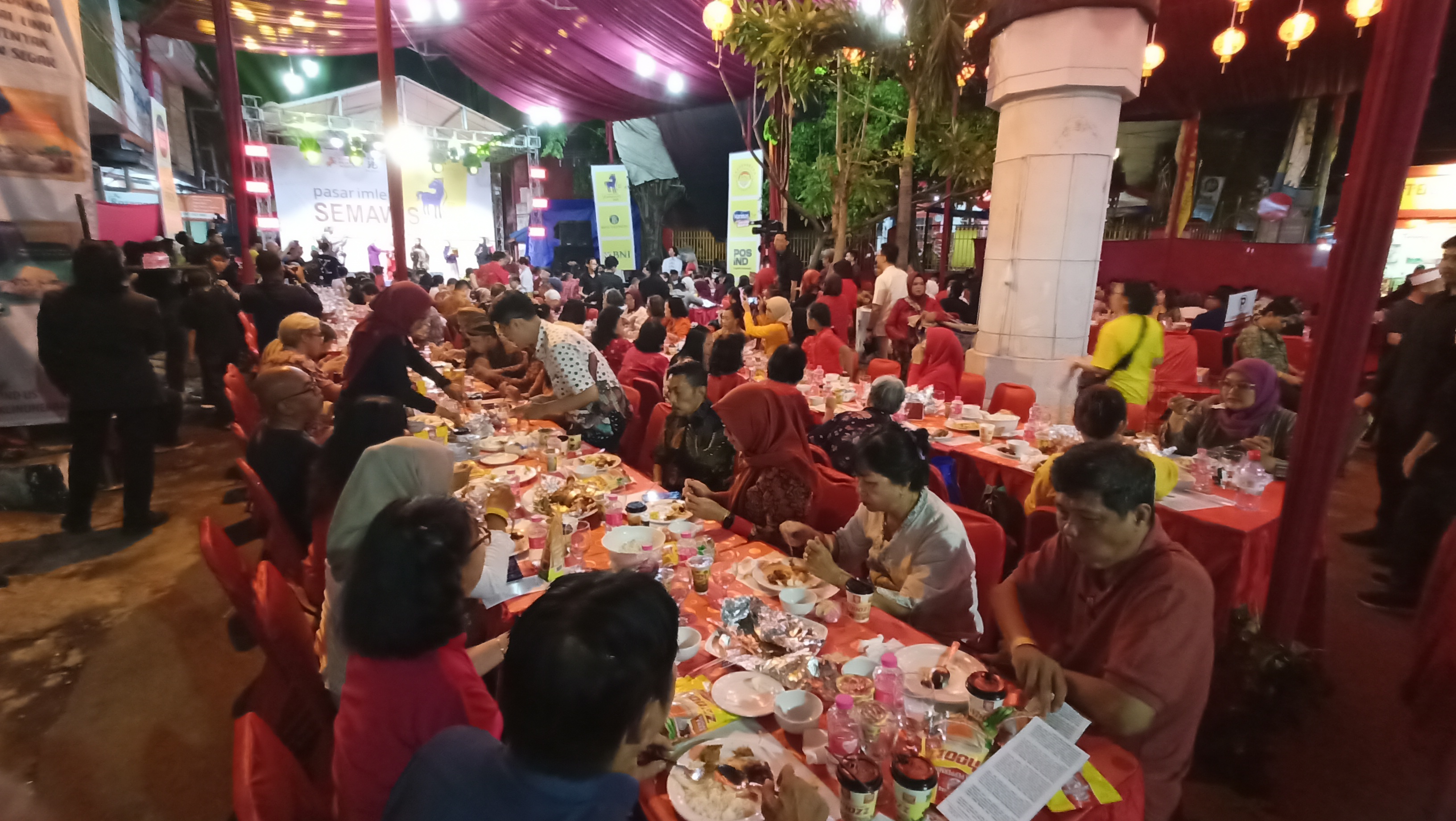 JAGA TRADISI : Tradisi Tuk Panjang, dilakukan untuk menyambut Imlek di Kawasan Pecinan Semarang.