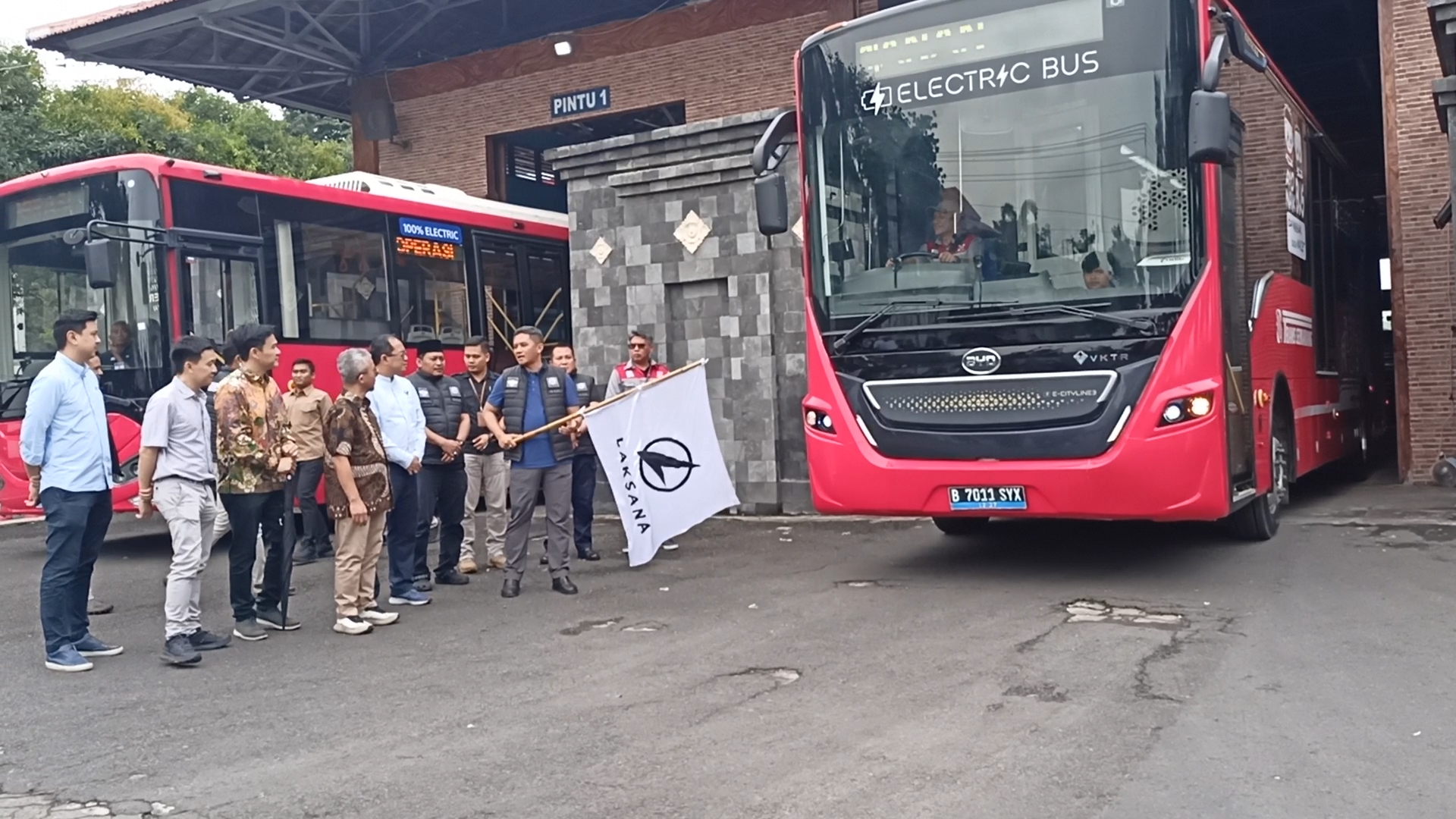 RAMAH LINGKUNGAN : Dishub Kota Semarang, melakukan uji coba dua bus listrik dengan pabrikan yang berbeda untuk armada Trans Semarang