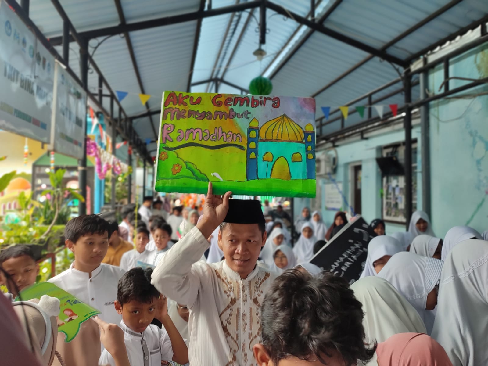 Siswa dan guru SDIT Bina Amal Kyai Saleh Semarang semarak pawai Tarhib Ramadan 1447 H, Jumat (13/2/2026).