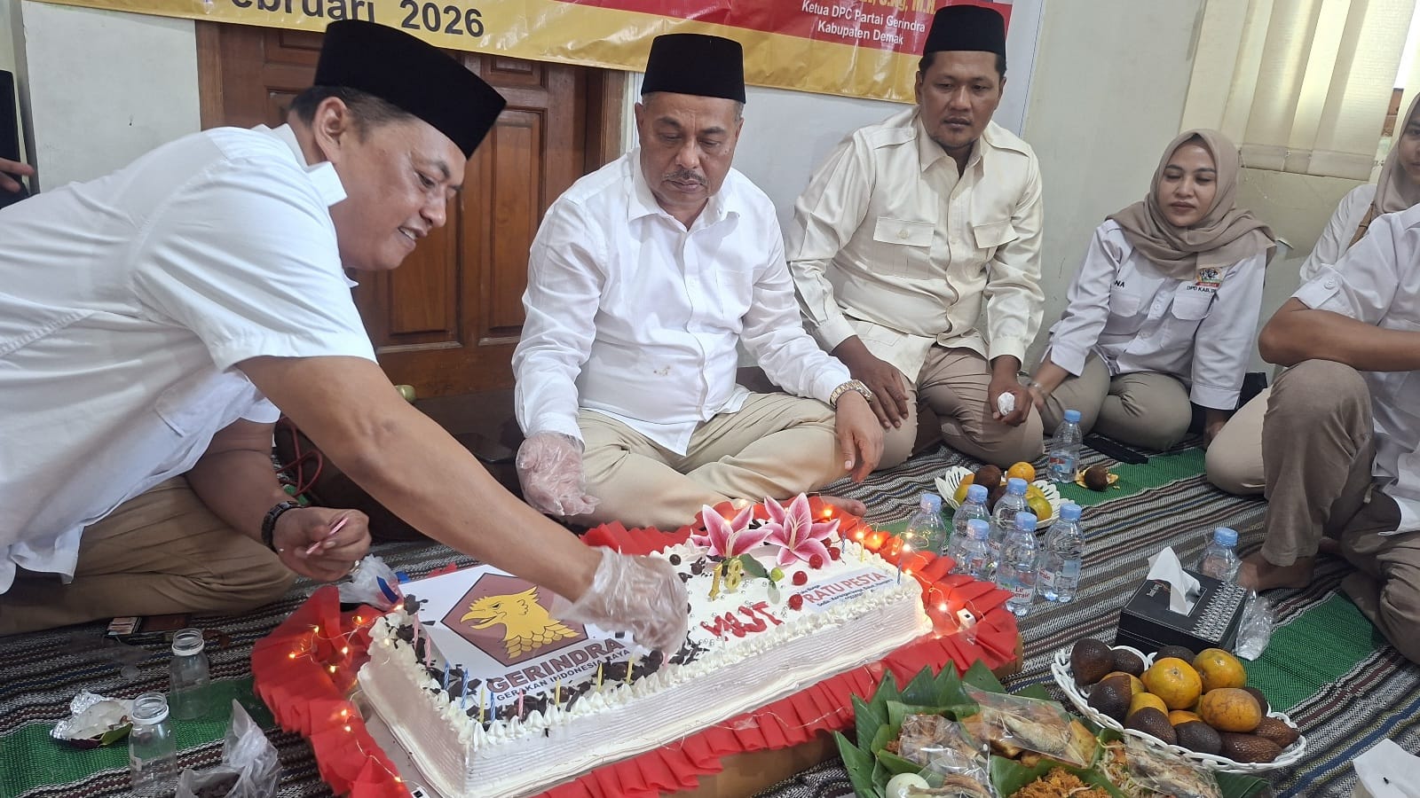 Ketua DPC Gerindra Demak H Maskuri memimpin acara di Gerindra.
