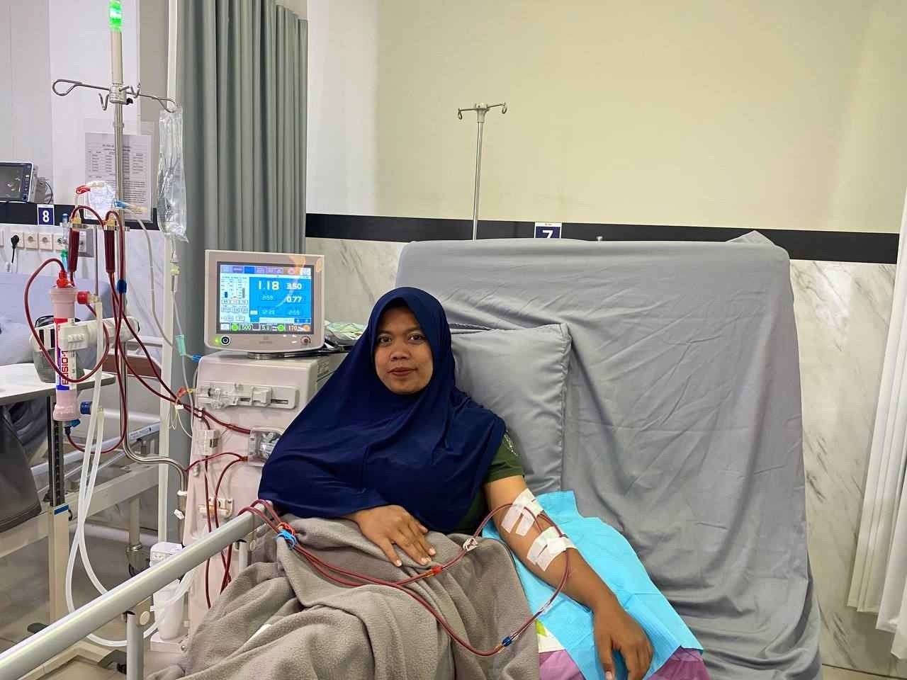 Ninda saat lakukan cuci darah di rumah sakit.