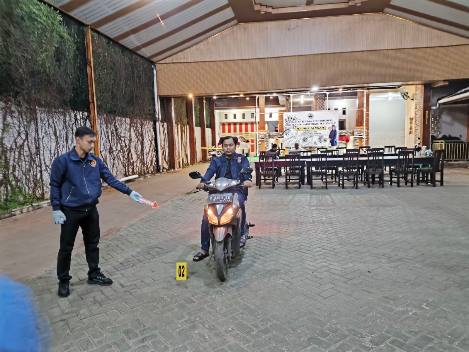 OLAH TKP: Polisi menunjukkan titik posisi pelaku saat beraksi.