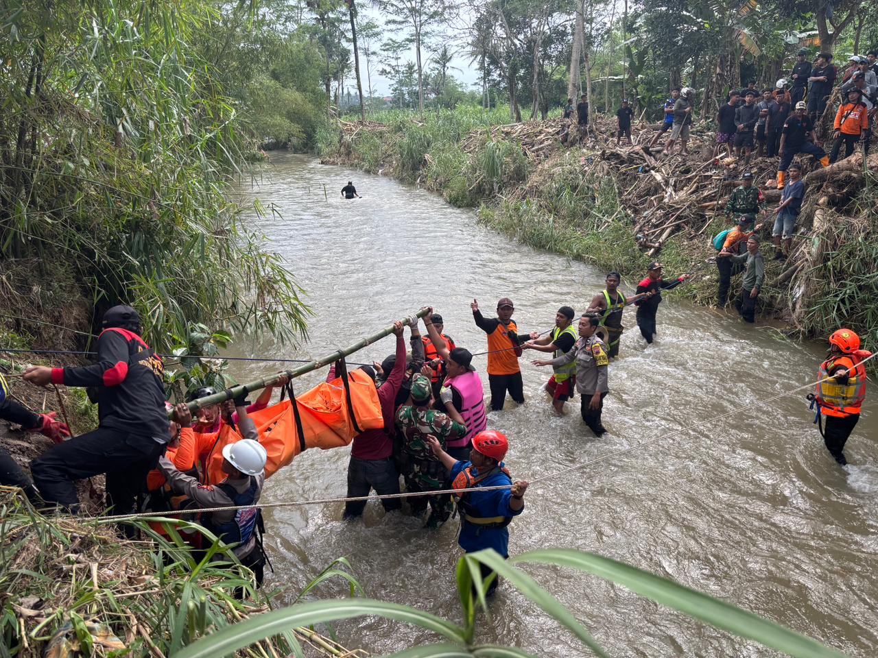 Proses evakuasi jenasah korban terseret di sungai Karangmalang Semarang