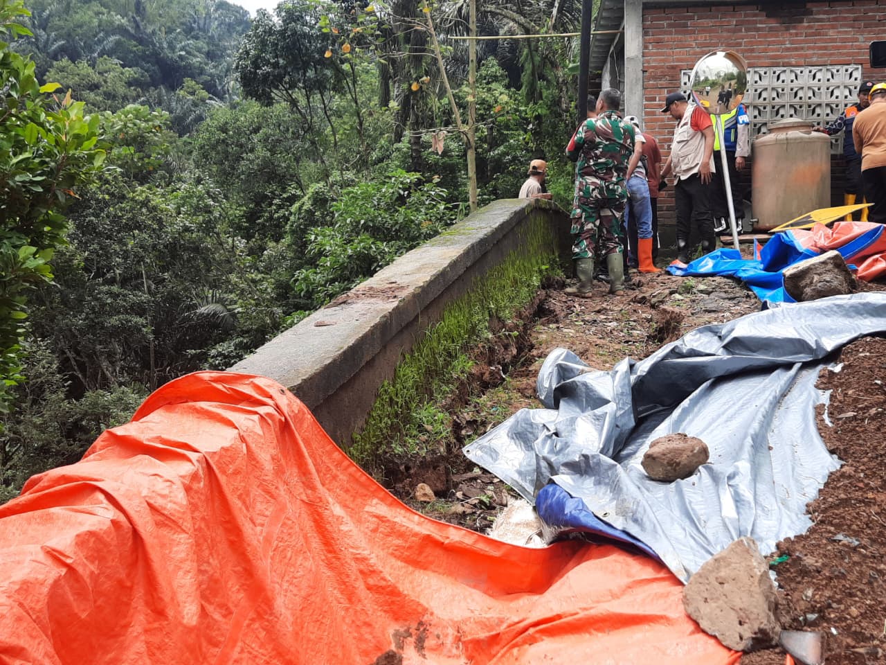 Jalan utama penghubung Desa Nyatnyono dan Desa Lerep, Kecamatan Ungaran Barat, mengalami longsor pada Senin (16/2). Maria Novena/Jawa Pos Radar Semarang